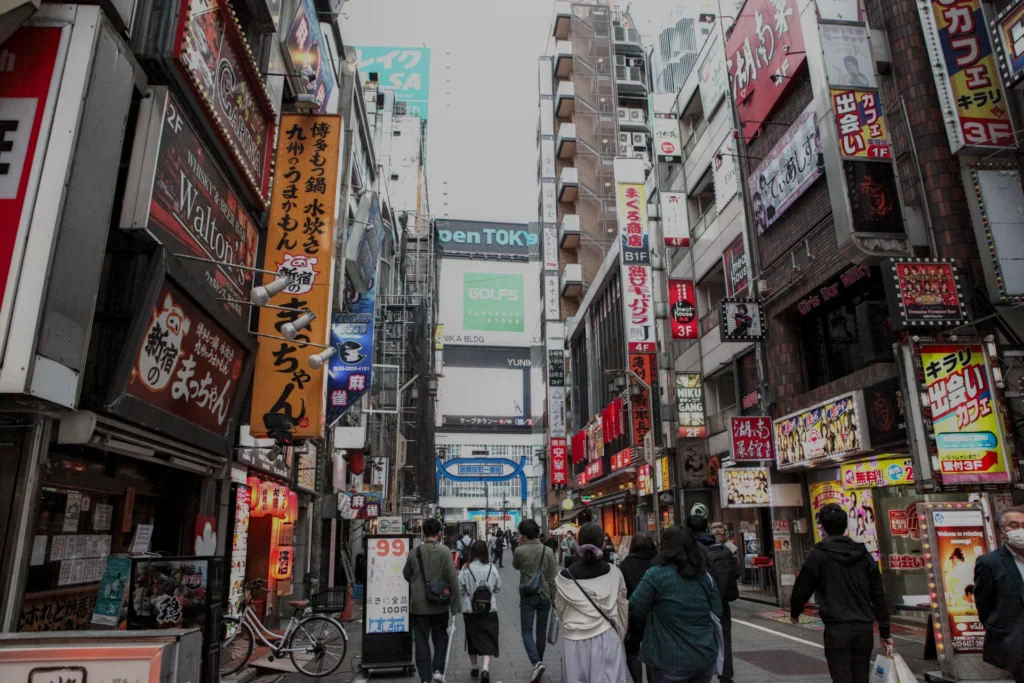 熱鬧的新宿街頭